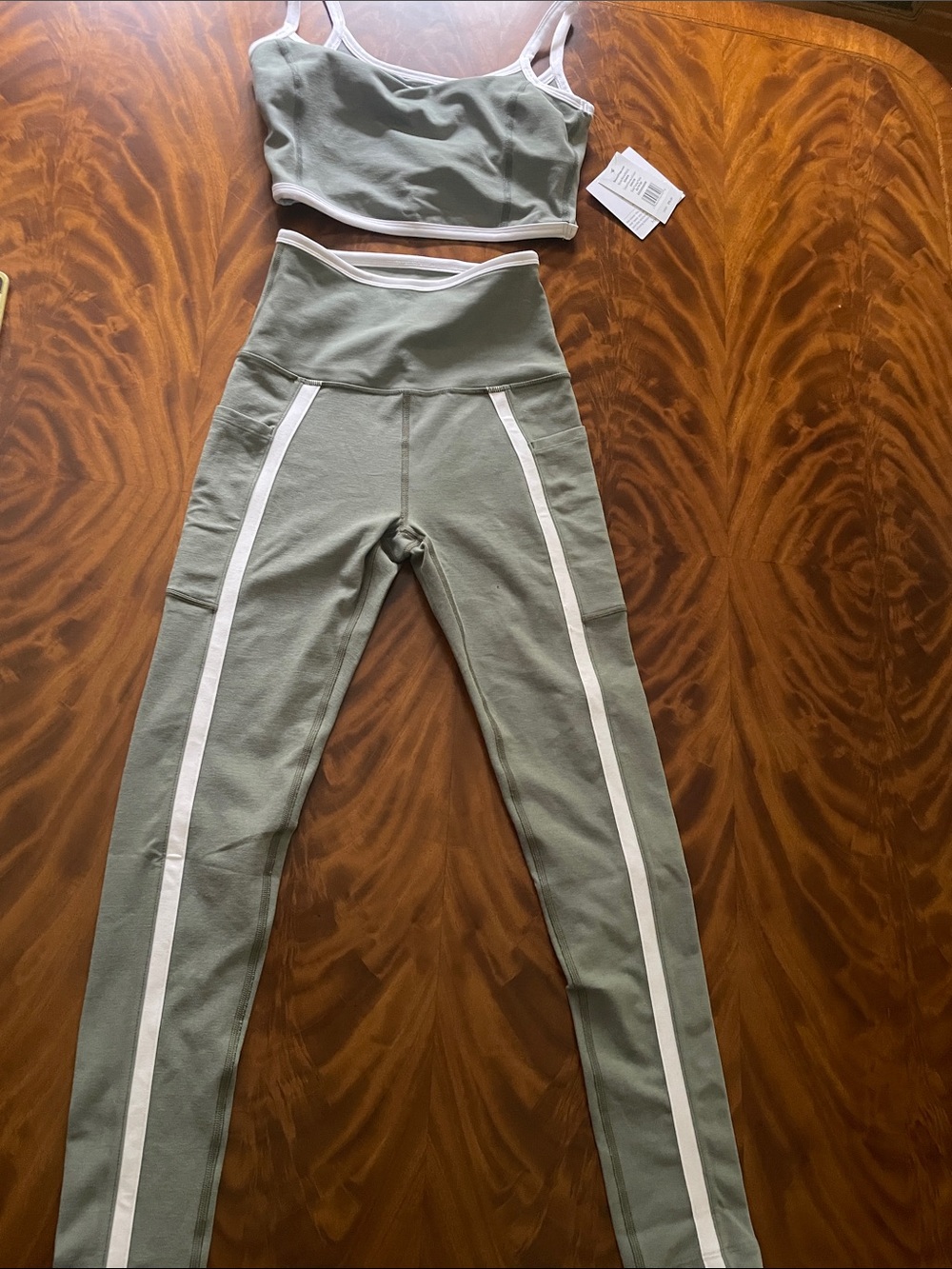 Beyond Yoga Sage Green wonen’s Leggings and bra with White trim. XS NEW